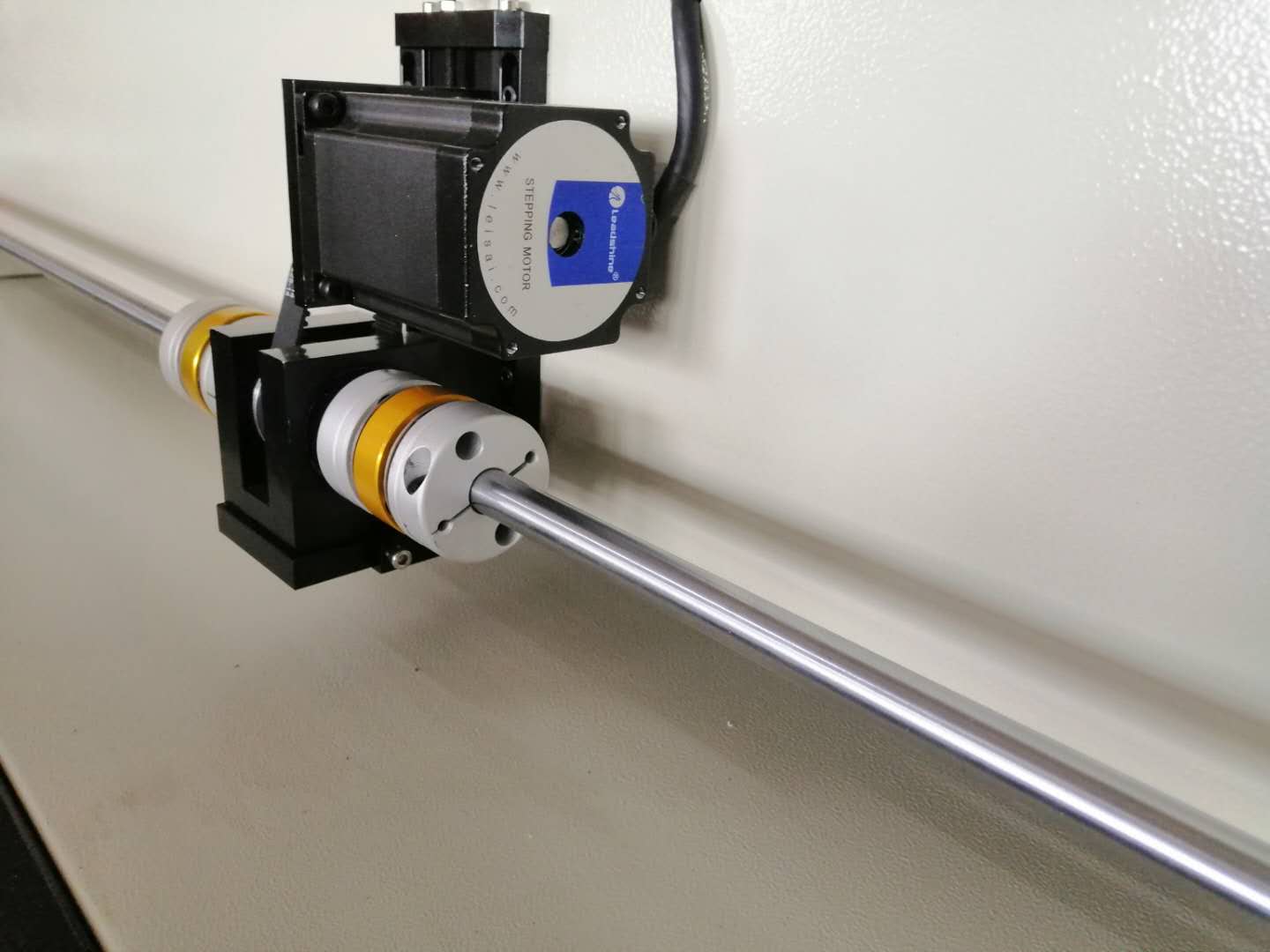 伺服與步進之間哪種電機適合激光切割機？