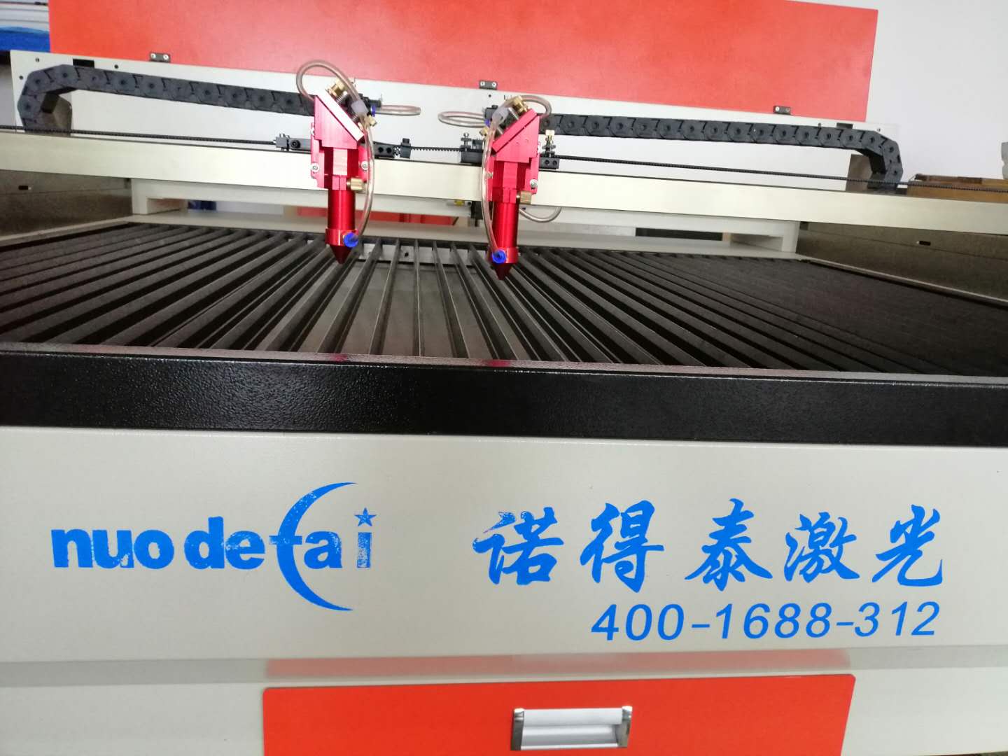 聚焦鏡片對于激光切割機(jī)在切割材料的效果產(chǎn)生深遠(yuǎn)影響？
