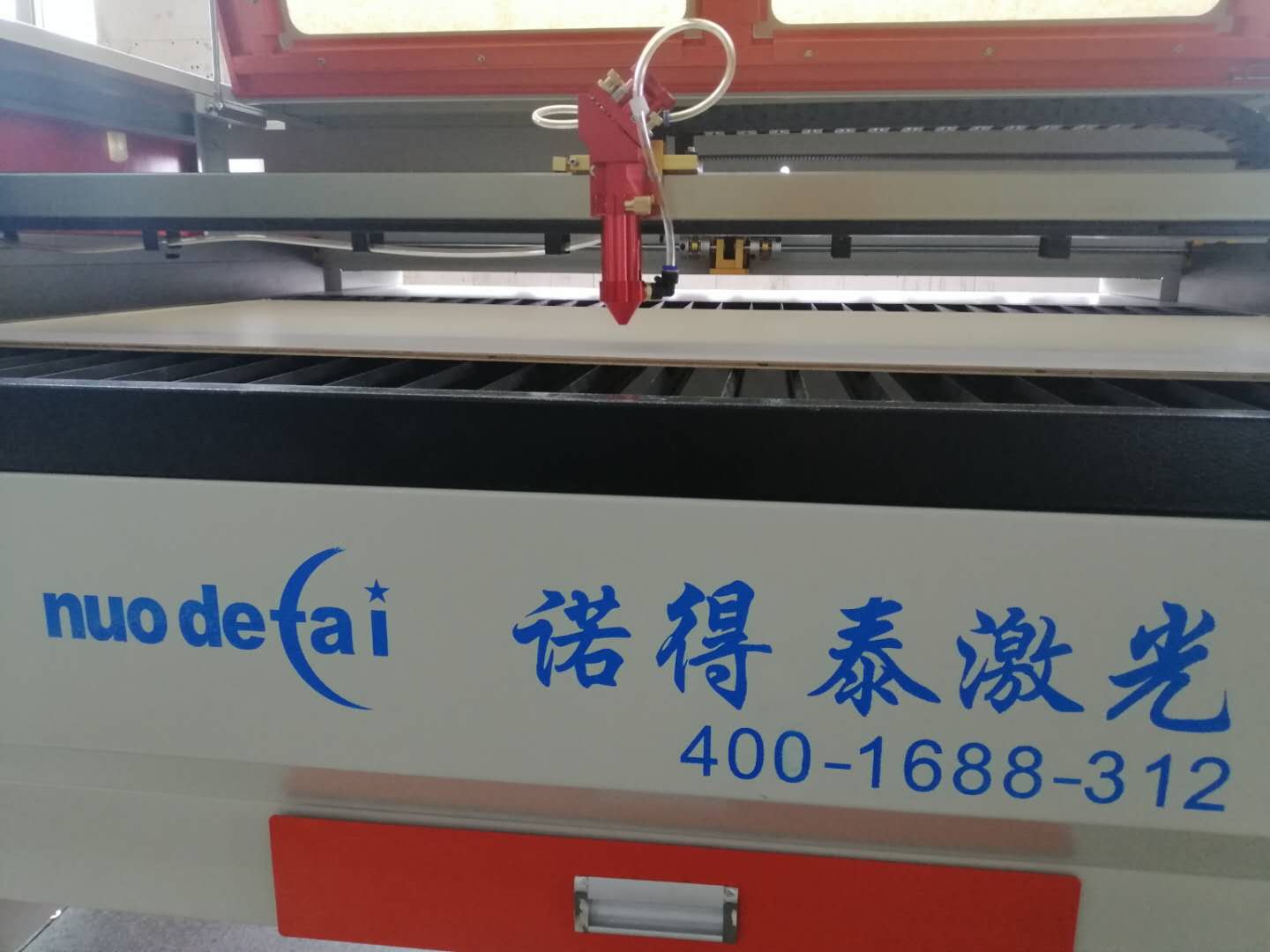 廣告行業(yè)用亞克力激光切割機(jī)加工的特點(diǎn)在哪里？