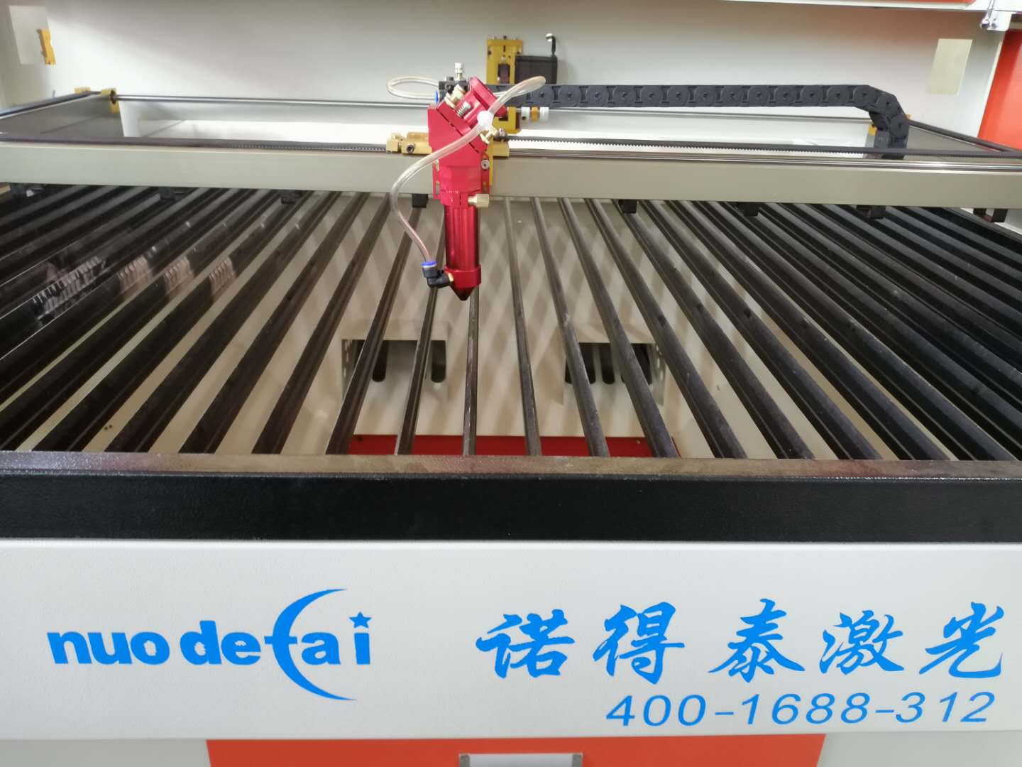 厚亞克力材料用激光切割機(jī)切割效果與功率、焦距成正比例!