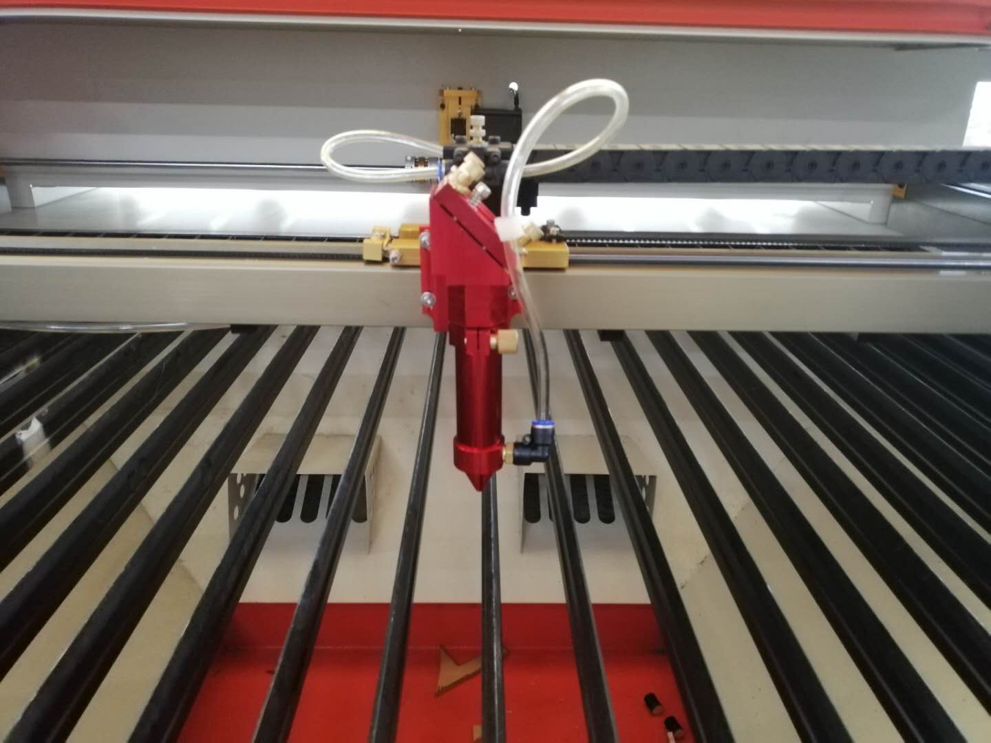 做小飾品為什么需要一臺(tái)激光切割機(jī)來(lái)幫助你！