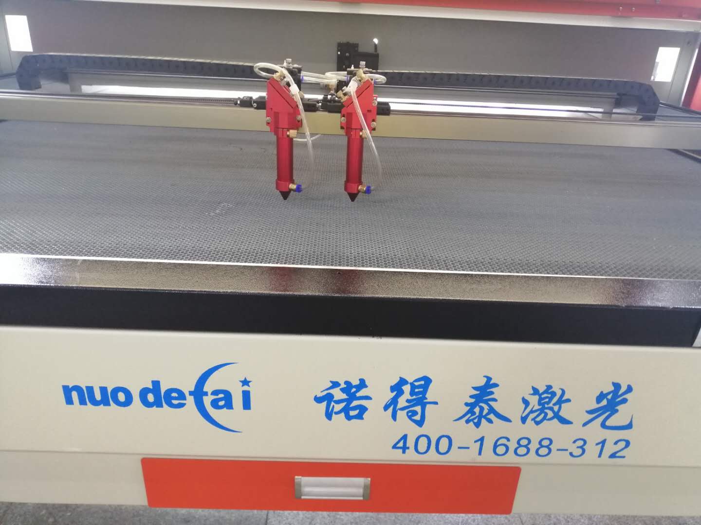 激光切割機(jī)在布料裁剪中不可代替還是有它的優(yōu)點(diǎn)！