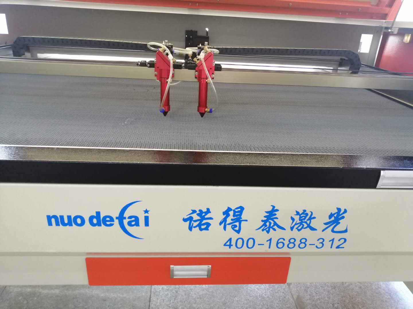 鞋材鏤空使用交換平臺激光切割機(jī)可以提高生產(chǎn)效率
