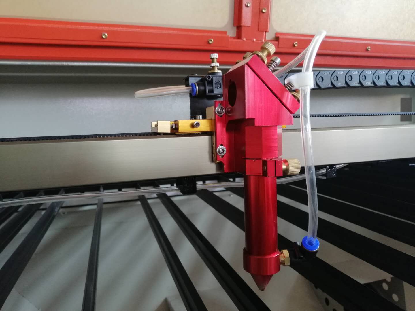 服裝玩具鏤空使用激光切割機(jī)加工起來(lái)靈活性強(qiáng)！